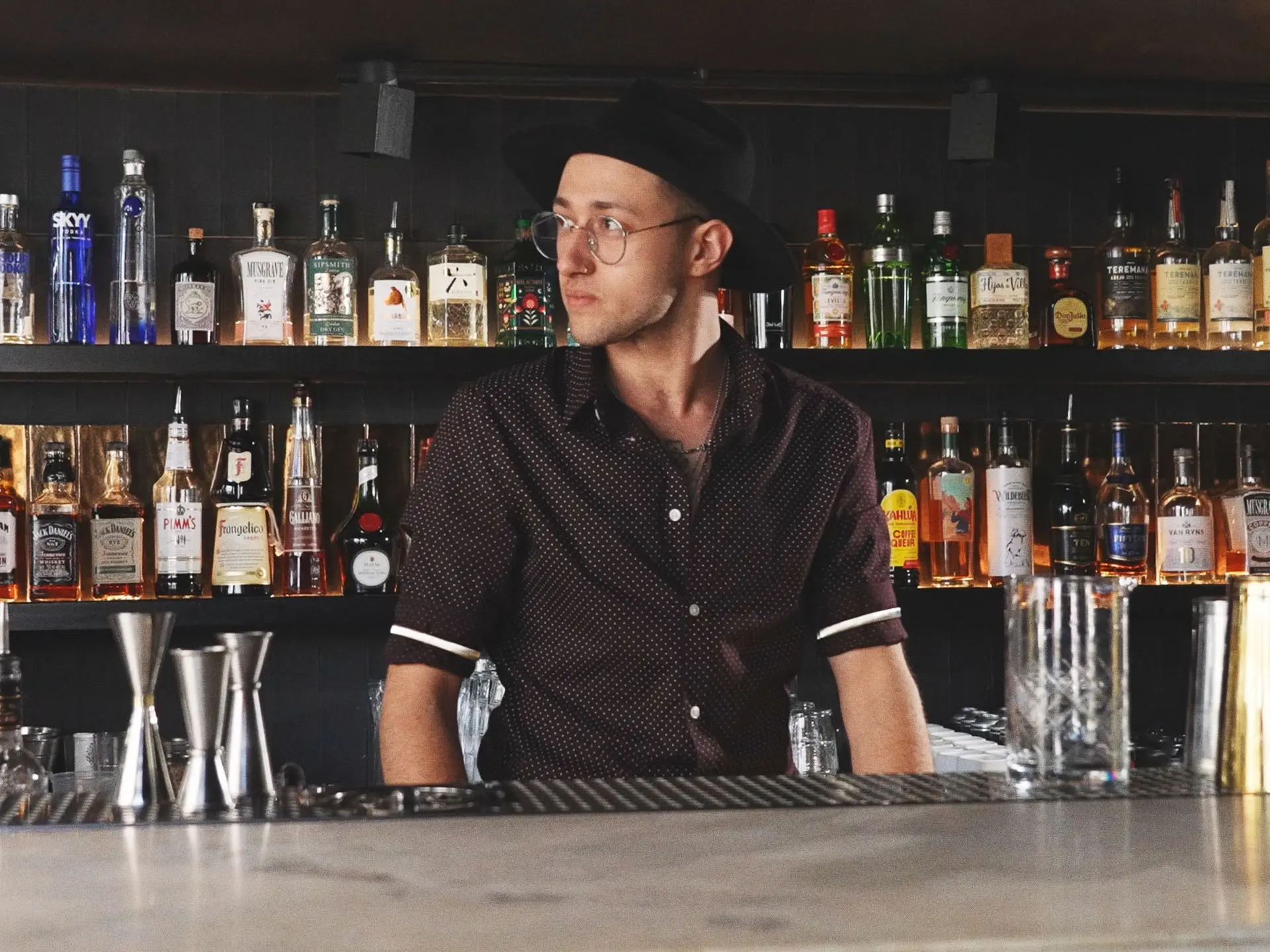 Joshua Hendricks derrière un bar