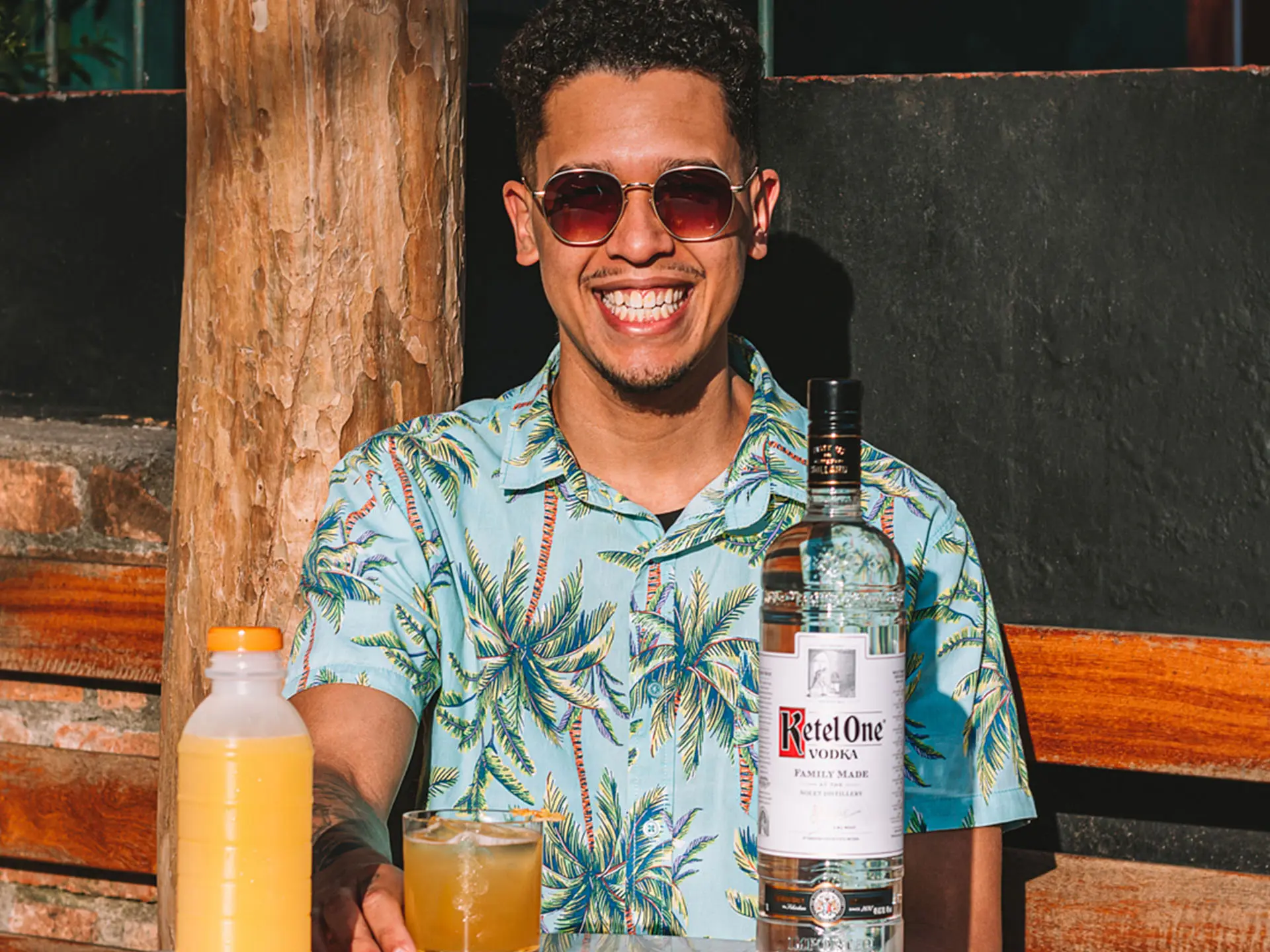 Vinicius Demian dehors au soleil avec de la vodka Ketel One et un cocktail