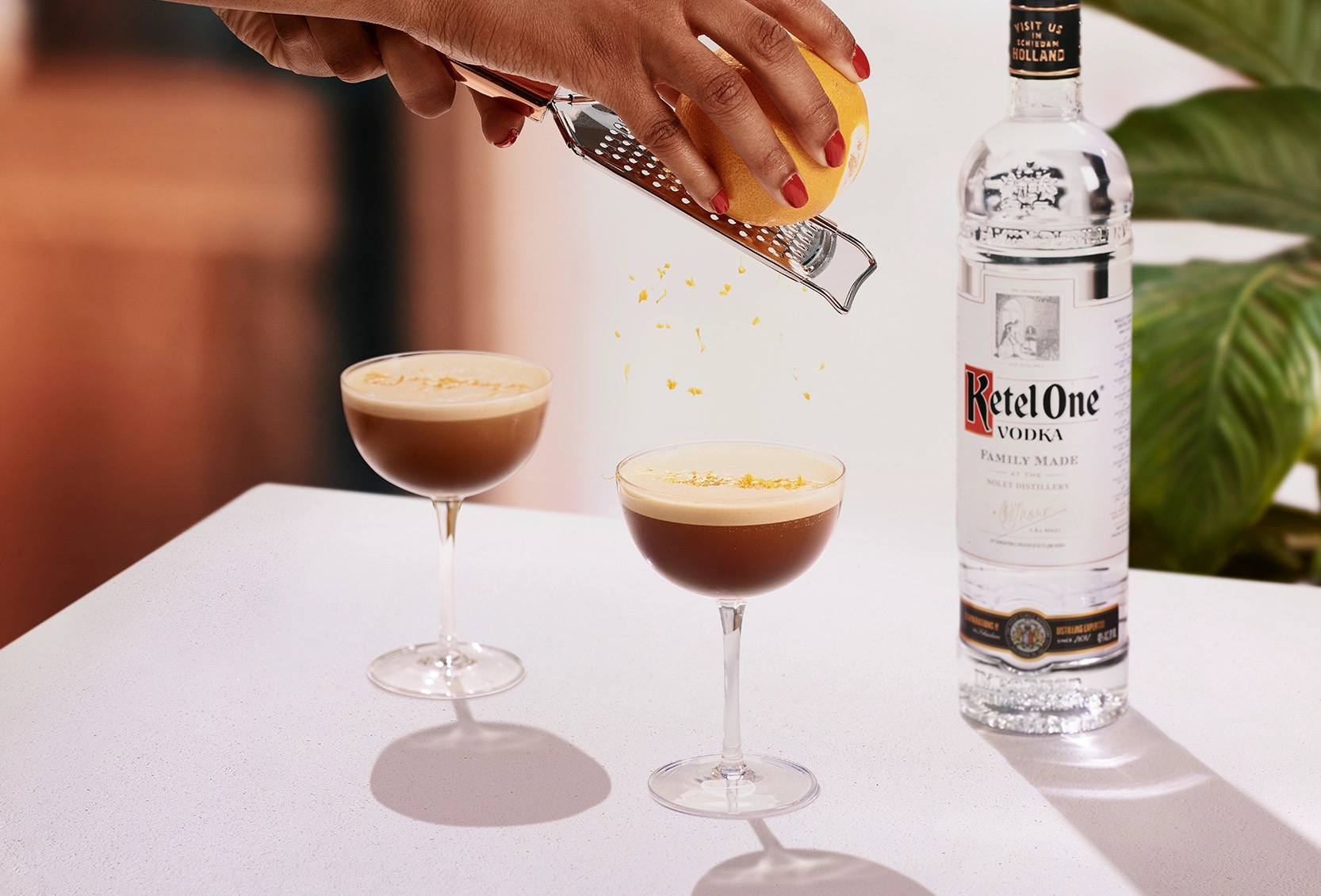Ketel One Espresso Martini en copa coupe con naranja rallada a mano