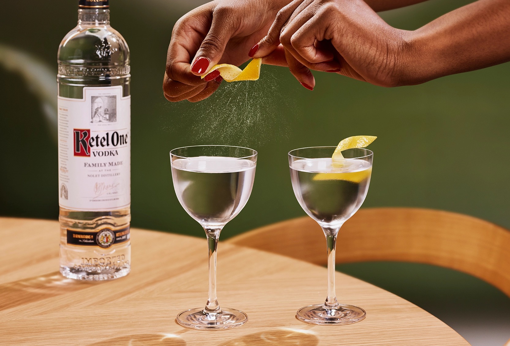 Ketel One Dry Martini classique dans un verre Nick & Nora avec un zeste de citron pressé à la main