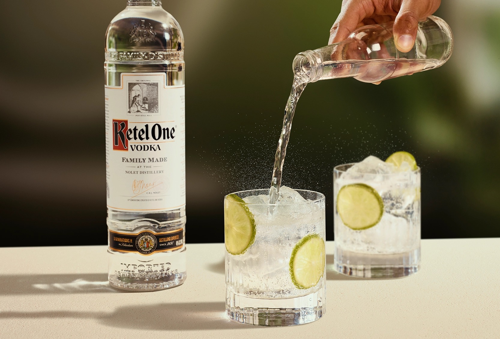 Vodka-tonic Ketel One dans un verre à whisky avec du soda tonique ajouté à la main