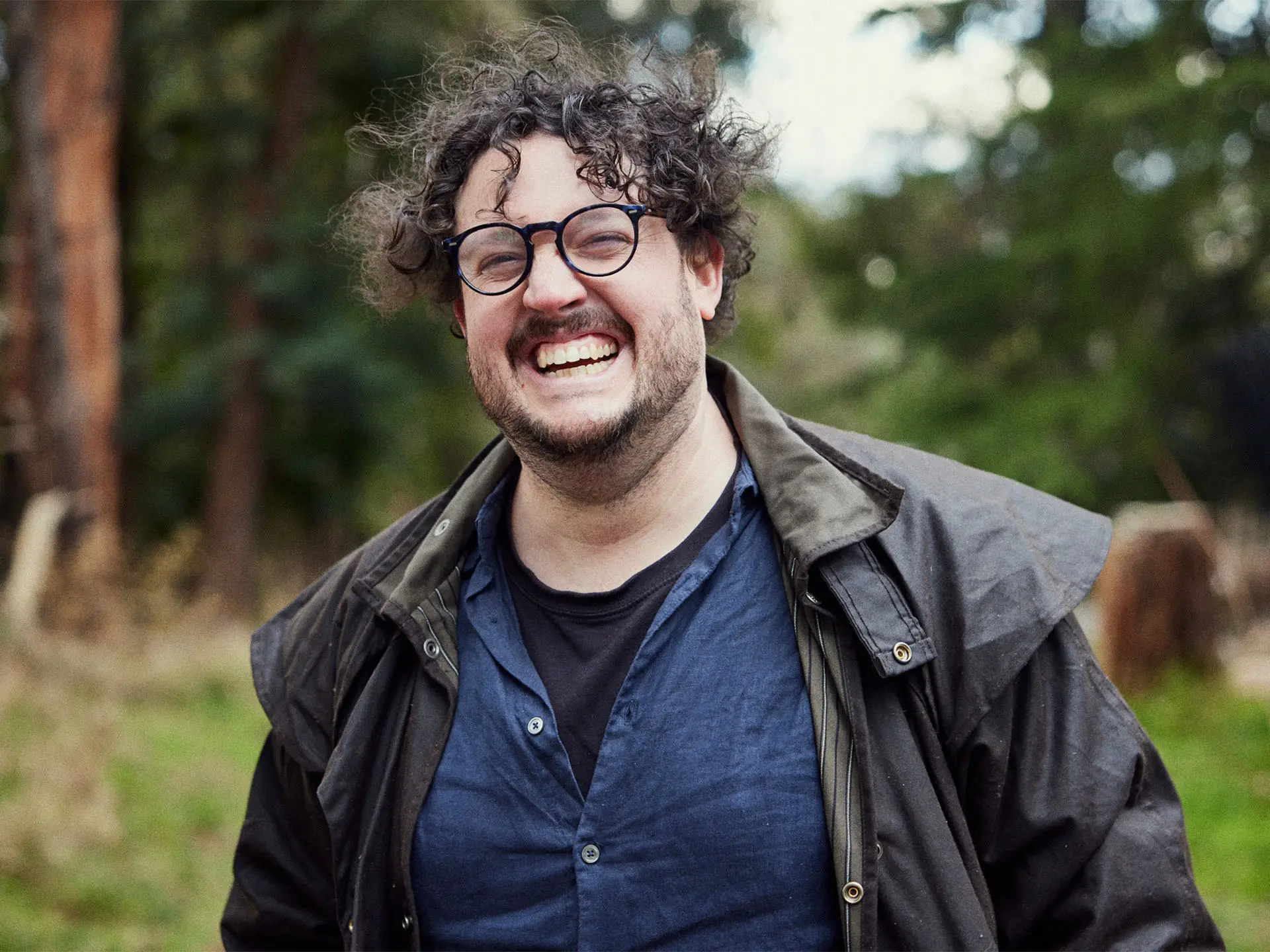 Nick Tesar debout à l'extérieur, souriant
