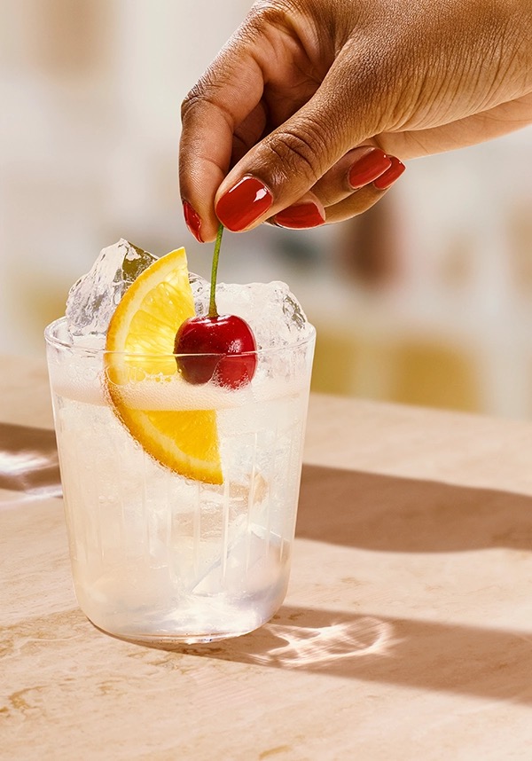 Vodka Collins Ketel One dans un verre à whisky avec une cerise ajoutée à la main