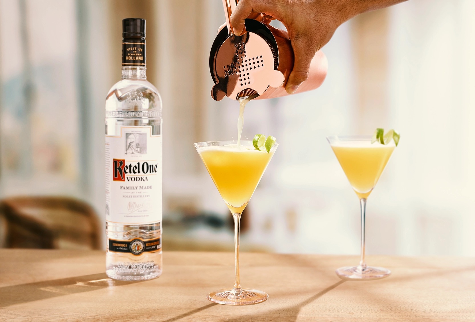 Gimlet de vodka Ketel One en copa Coupé servido a mano