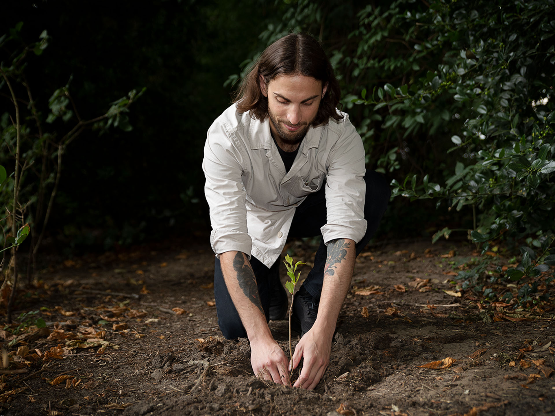 Alessandro Rancan en train de planter dans la forêt