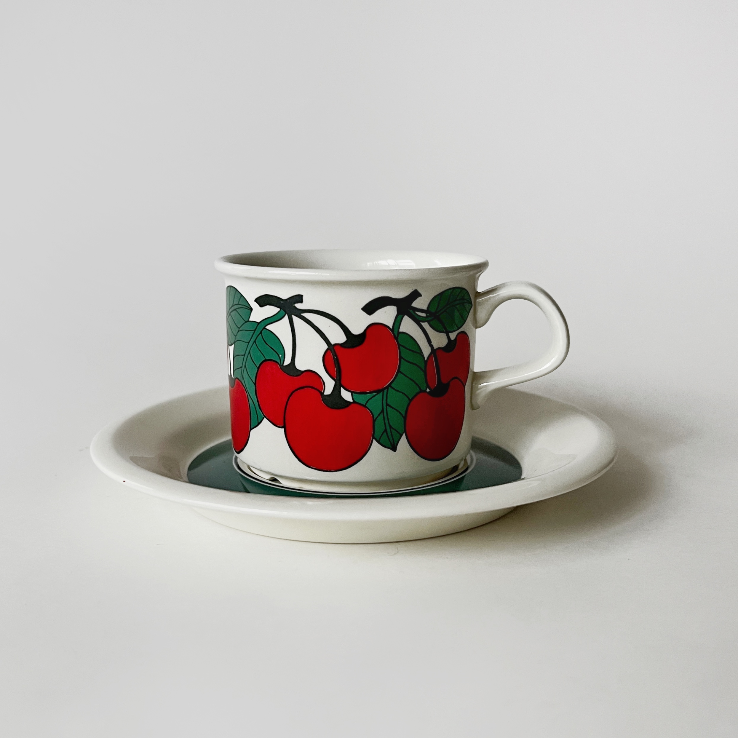 Kirsikka Coffee Cup with Saucer - minä perhonen