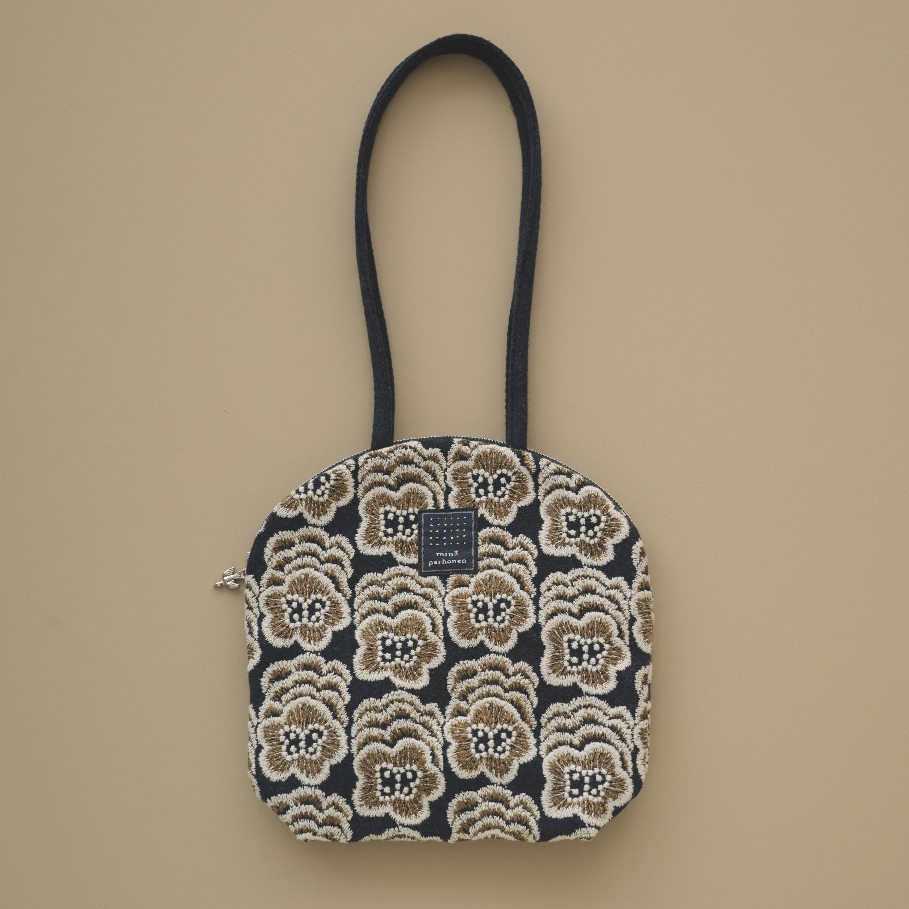 Bags - minä perhonen