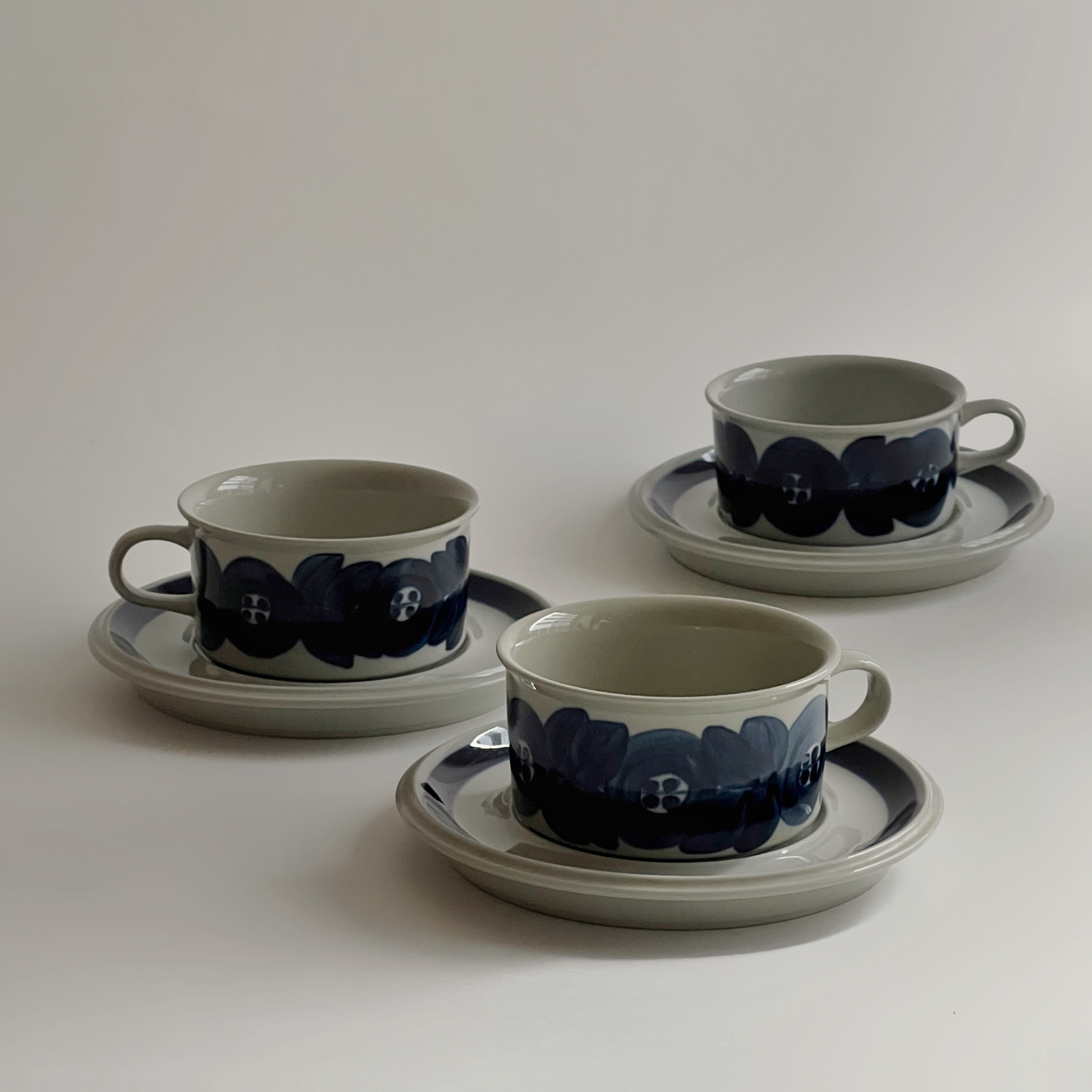 Anemone Teacup with Saucer - minä perhonen