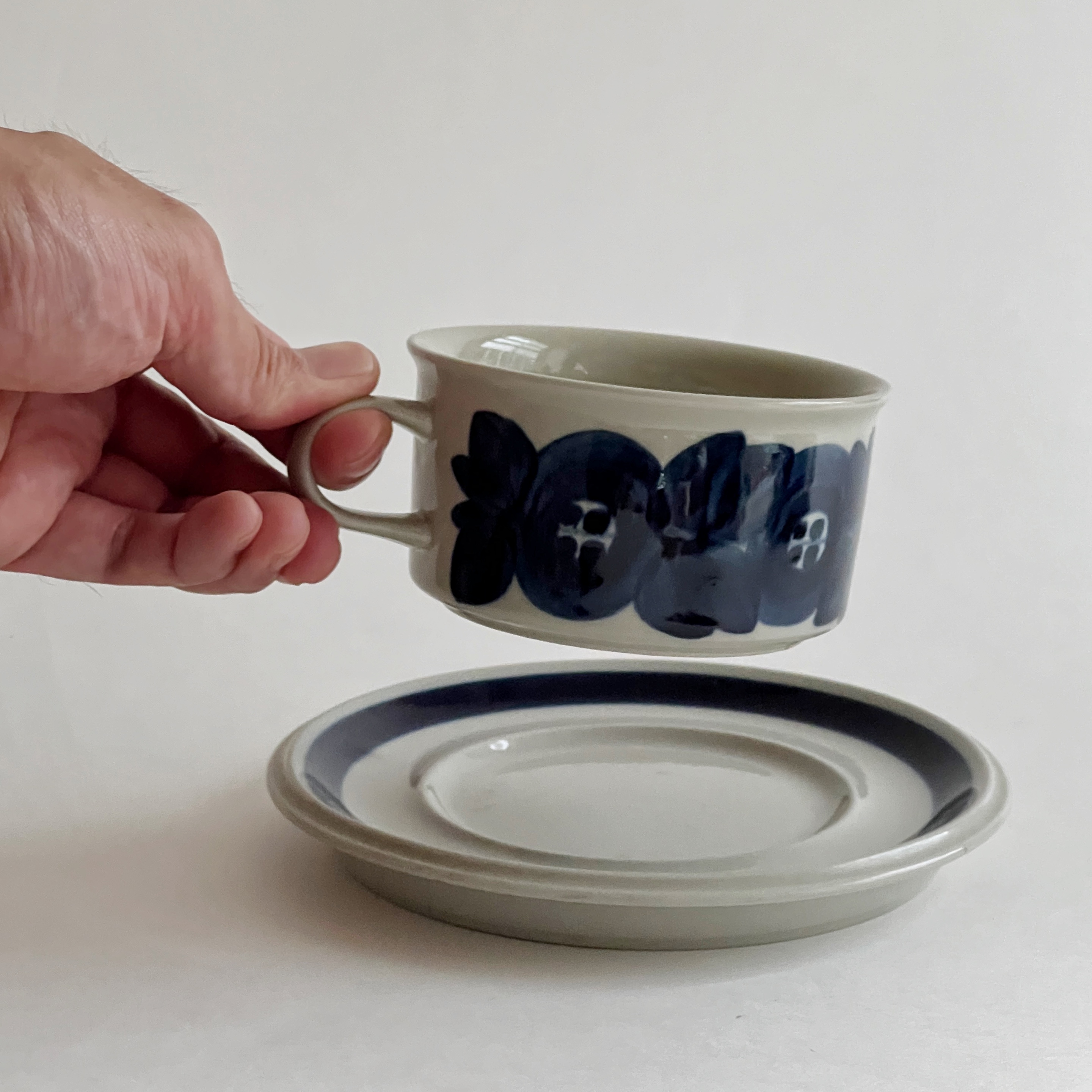 Anemone Teacup with Saucer - minä perhonen