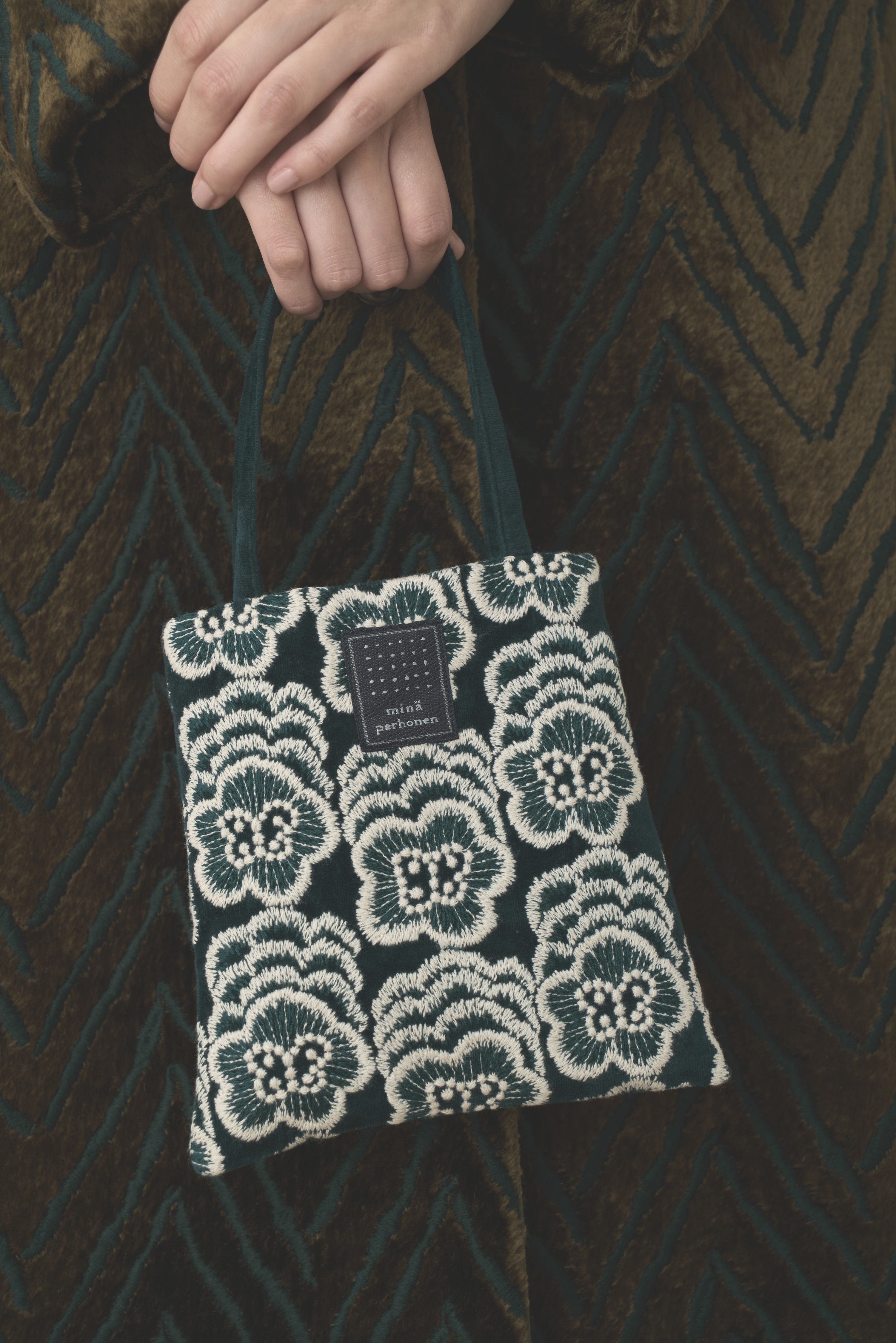 Mina perhonen カラフル木の葉デザインエコバッグ piece, bag に新しいサイズが加わります。8月10日～ - minä perhonen