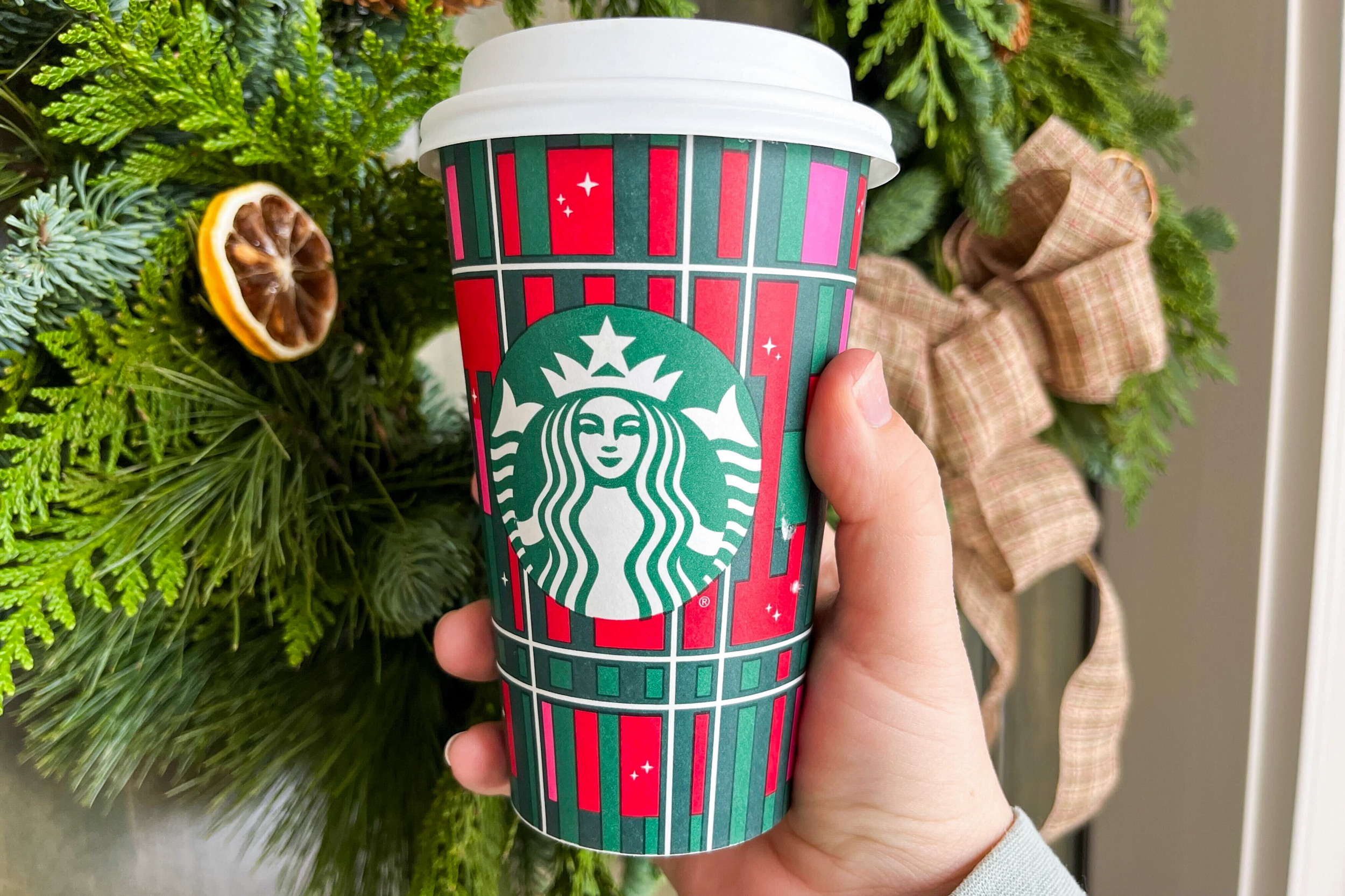 https://images.ctfassets.net/nie44ndm9bqr/2IKG3HqDzMNVIkyNDBuzKX/af2ac8197d457de285bfe13ab189c800/starbucks-holiday-cup-kcl-6-1701709333-1701709333.jpg