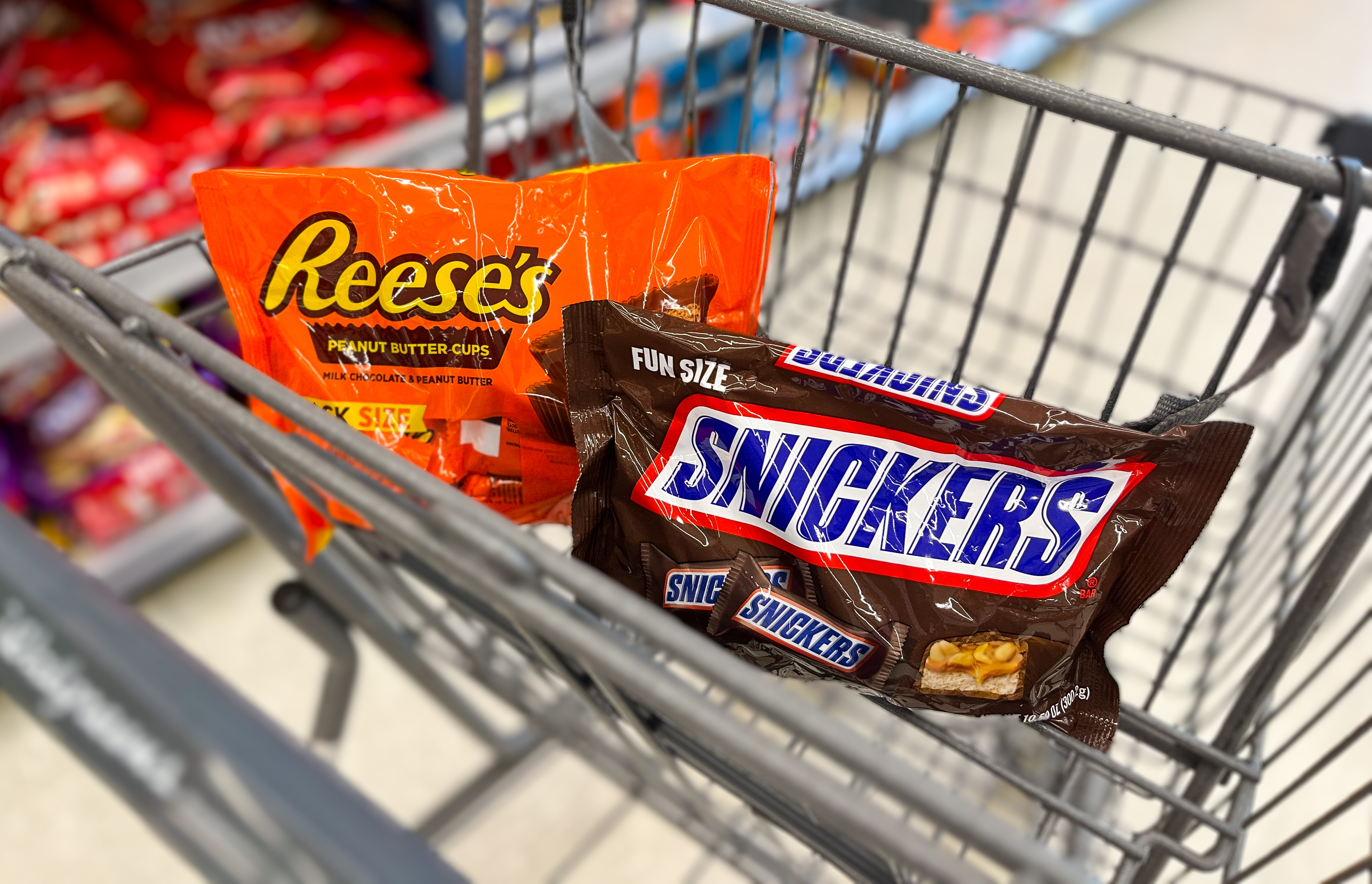 https://images.ctfassets.net/nie44ndm9bqr/7wcVcbyOUwhrZADMt1A20I/fd4749a010e0b89c843723163b2a6577/reeses-snickers-treat-of-the-week-walgreens-em-1692823775-1692823775.jpg