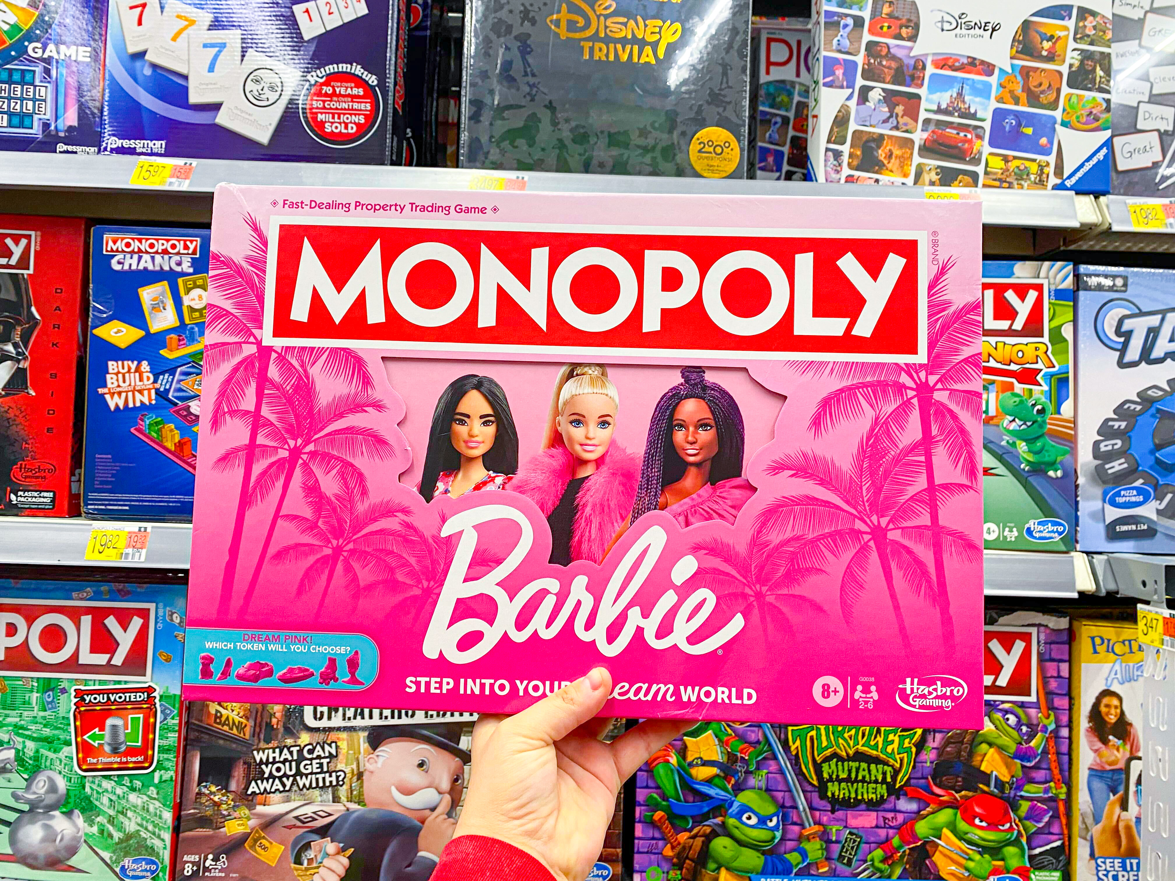 https://images.ctfassets.net/nie44ndm9bqr/NEx7uNPchdy2nlv6BfM3X/f1f27626cef406fe1fe42f991854cf6f/barbie-monopoly-hand-2-1698851746-1698851747.jpg