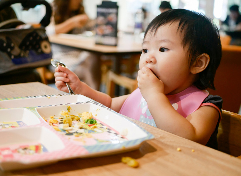 Introducing Solids: Baby-Led Weaning Vs. Spoon Feeding 