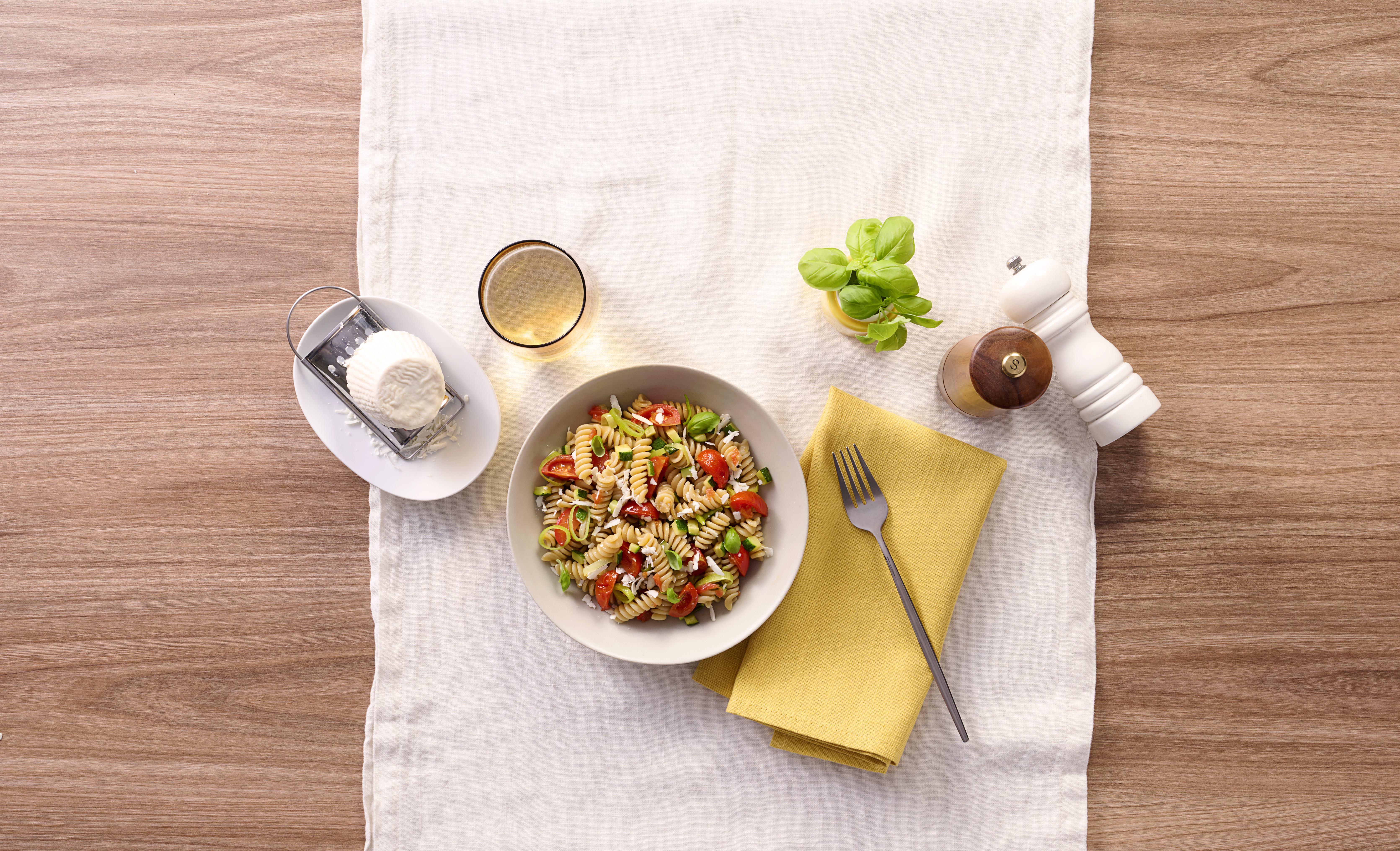 Fusilli con Zucchine, Basilico Fresco, Pomodorini e Scaglie di Ricotta  Salata