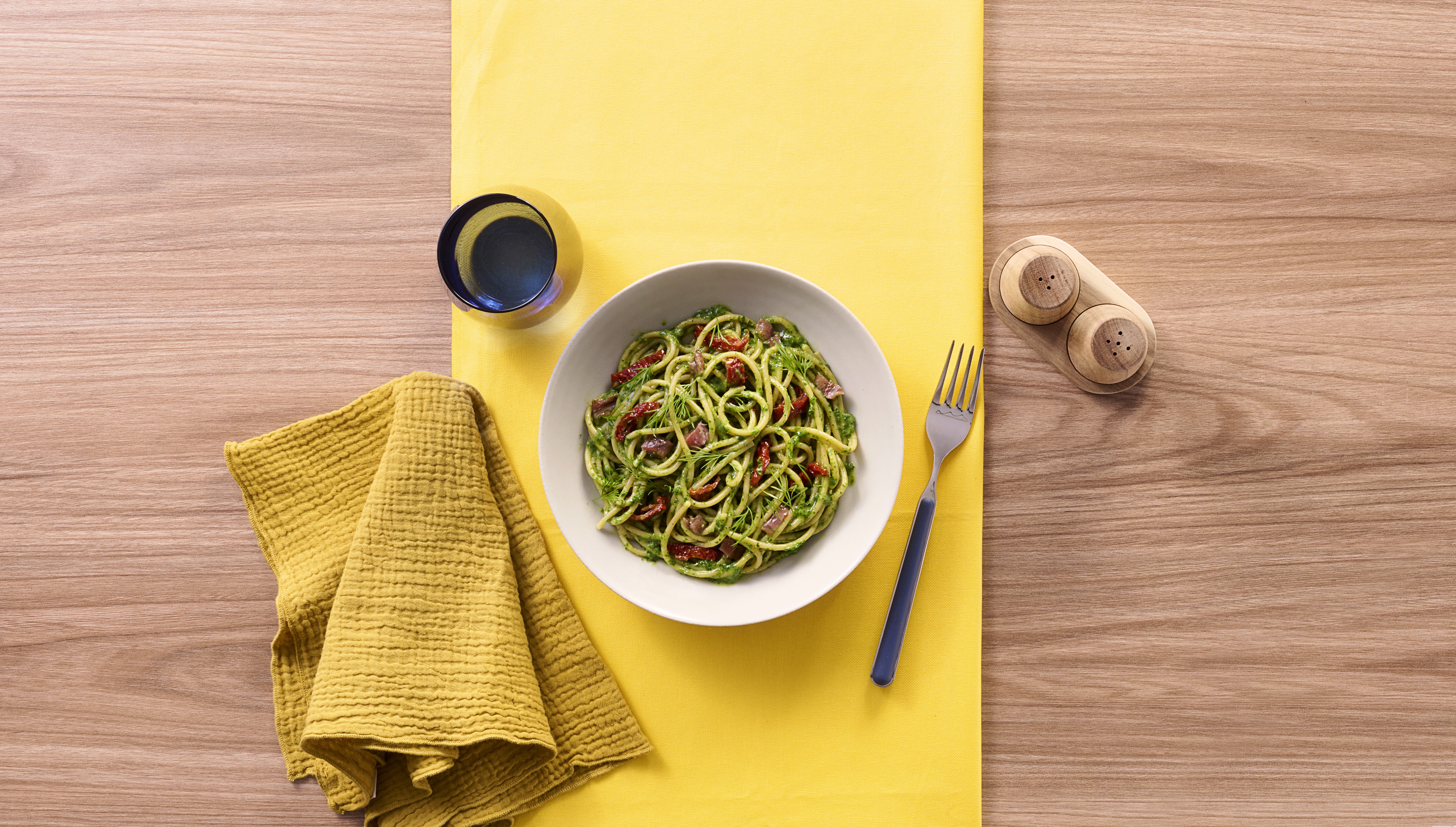 Spaghetti aglio e olio, acciughe, pesto di aneto e pomodori secchi