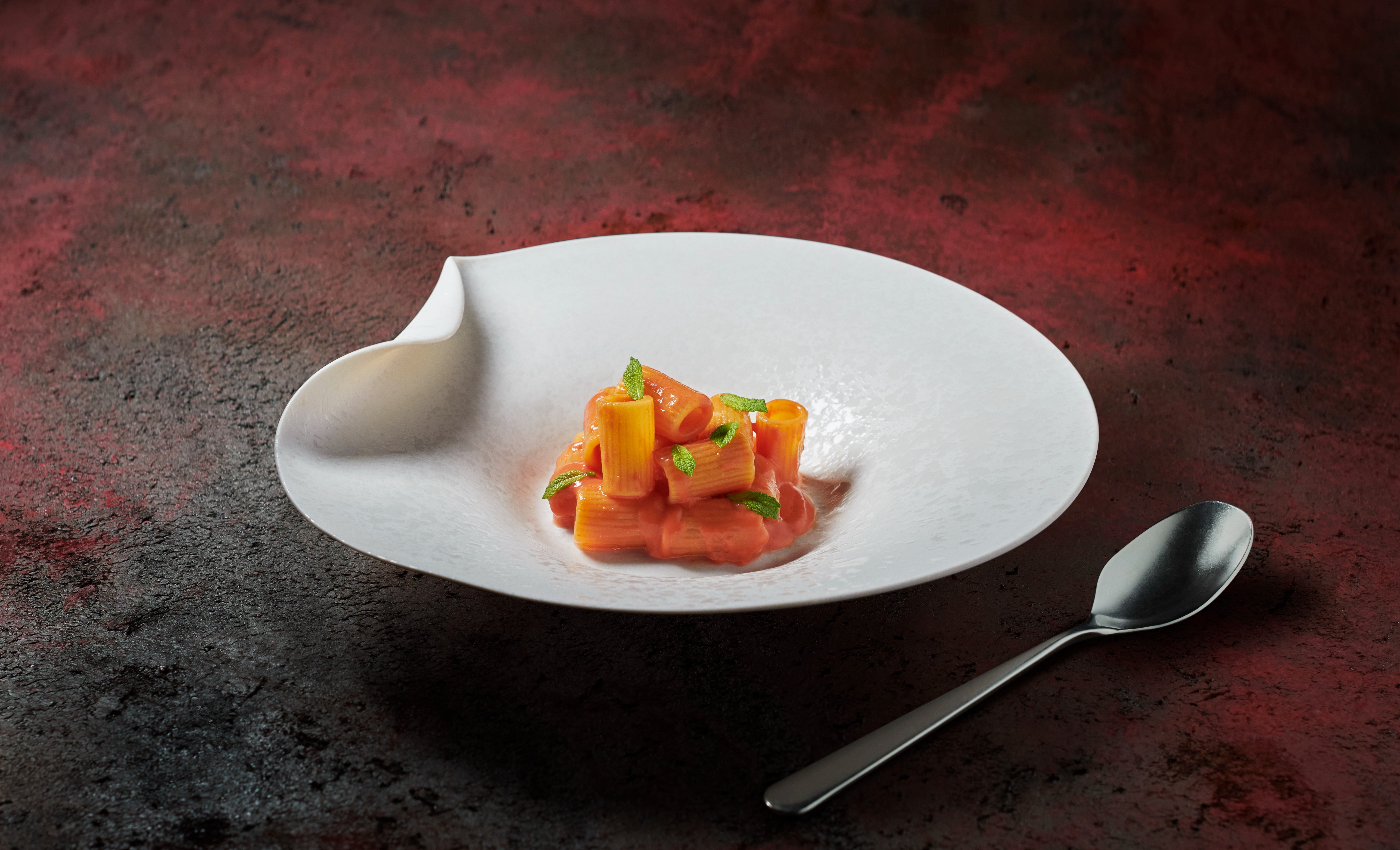 Mezzi Rigatoni arrostiti con pomodoro e foglie di menta