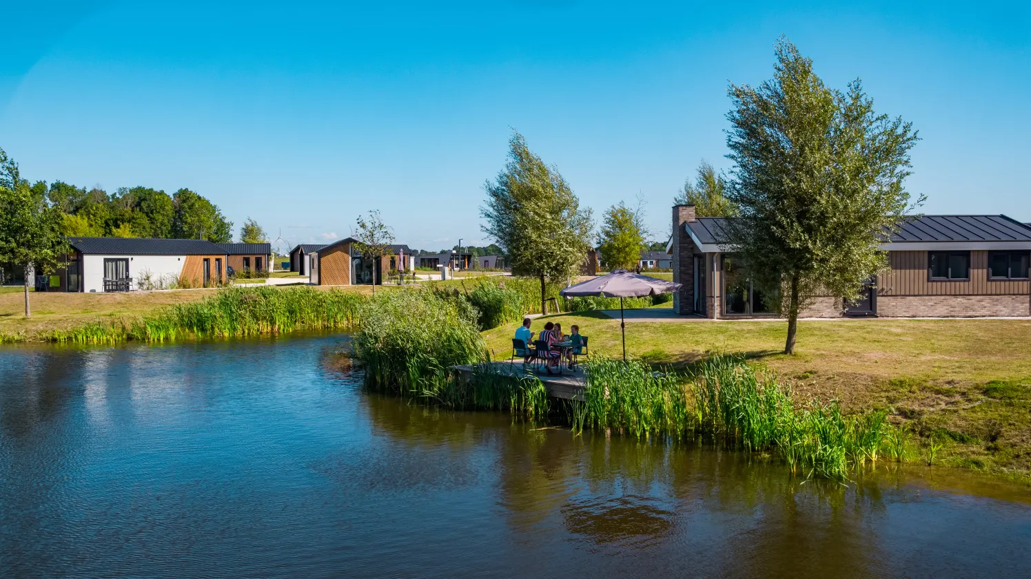 De IJssel Eilanden Drone Gezin Familie Steiger Parasol Ontbijt Vakantiewoning