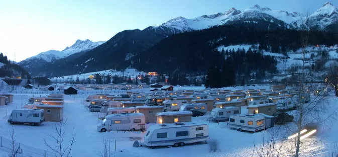 Arlberg Winter camping kamperen avond