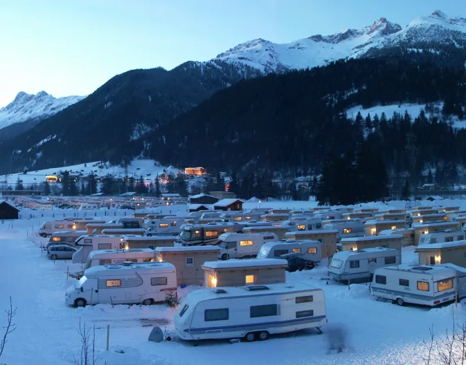 Arlberg Winter camping kamperen avond