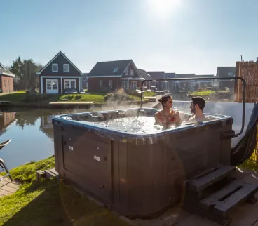 EuroParcs IJsselmeer Jacuzzi Koppel Wijn Water Accommodaties Vakantiewoningen Vakantievilla