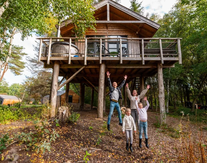 EuroParcs Ruinen Boomhut XXL family jump