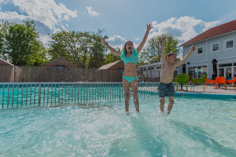 Veluwemeer Buitenzwembad Kinderen Springen Spetteren Vrolijk Donker