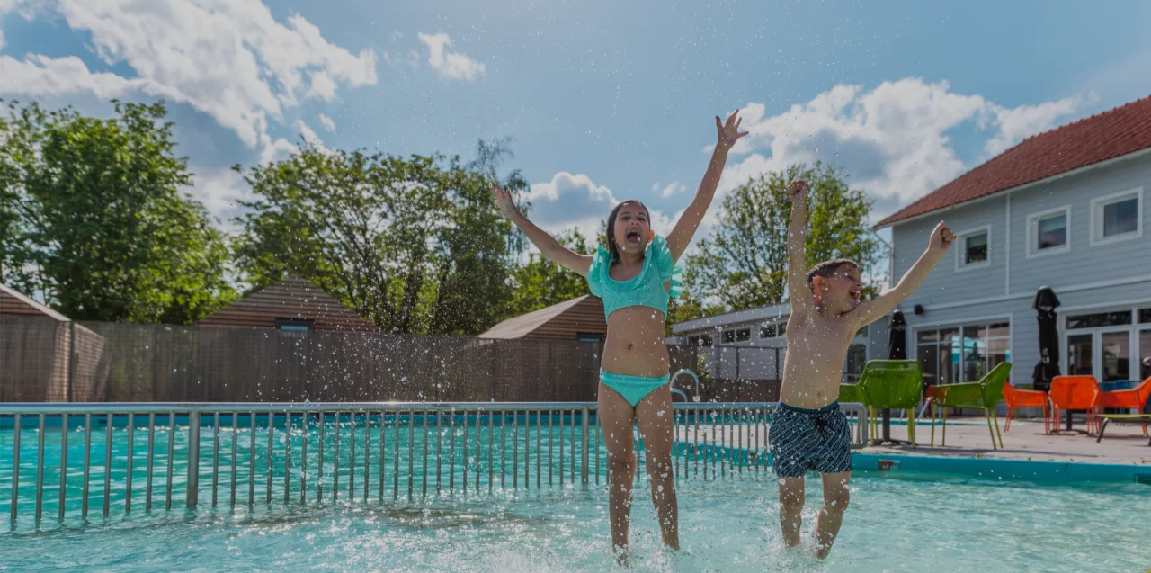 Veluwemeer Buitenzwembad Kinderen Springen Spetteren Vrolijk Donker