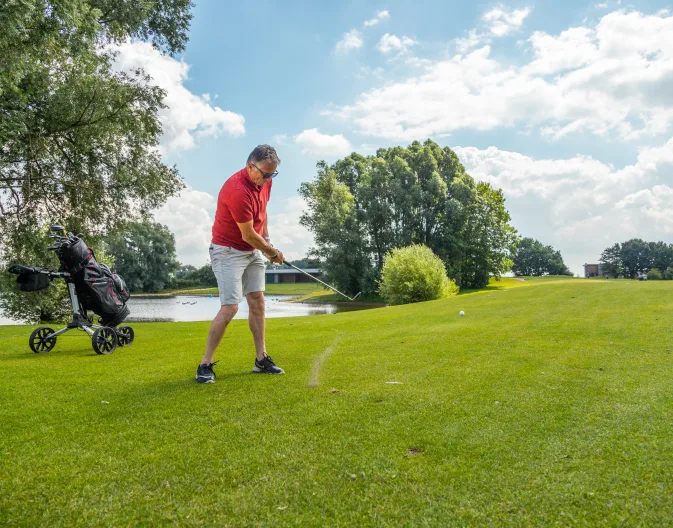 EuroParcs aan de Maas Golfbaan de Dorpswaard man