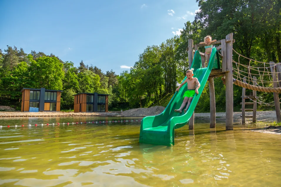 EuroParcs Maasduinen meer water kinderen glijbaan vakantiehuizen