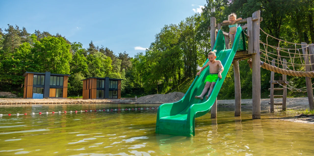 EuroParcs Maasduinen meer water kinderen glijbaan vakantiehuizen