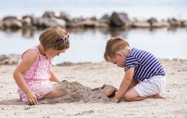 children-playing-sand-europarcs-poort-van-amsterdam