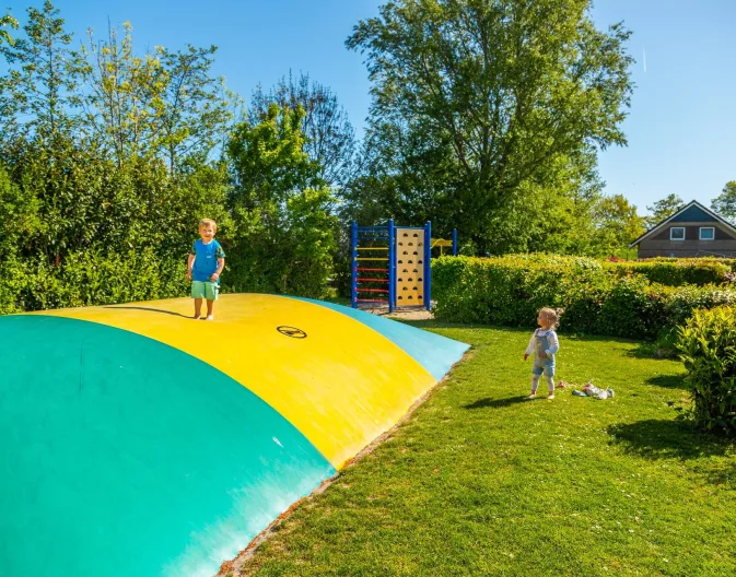 Vakantie met peuter - speeltuin met air trampoline voor jonge kinderen op vakantiepark EuroParcs IJsselmeer