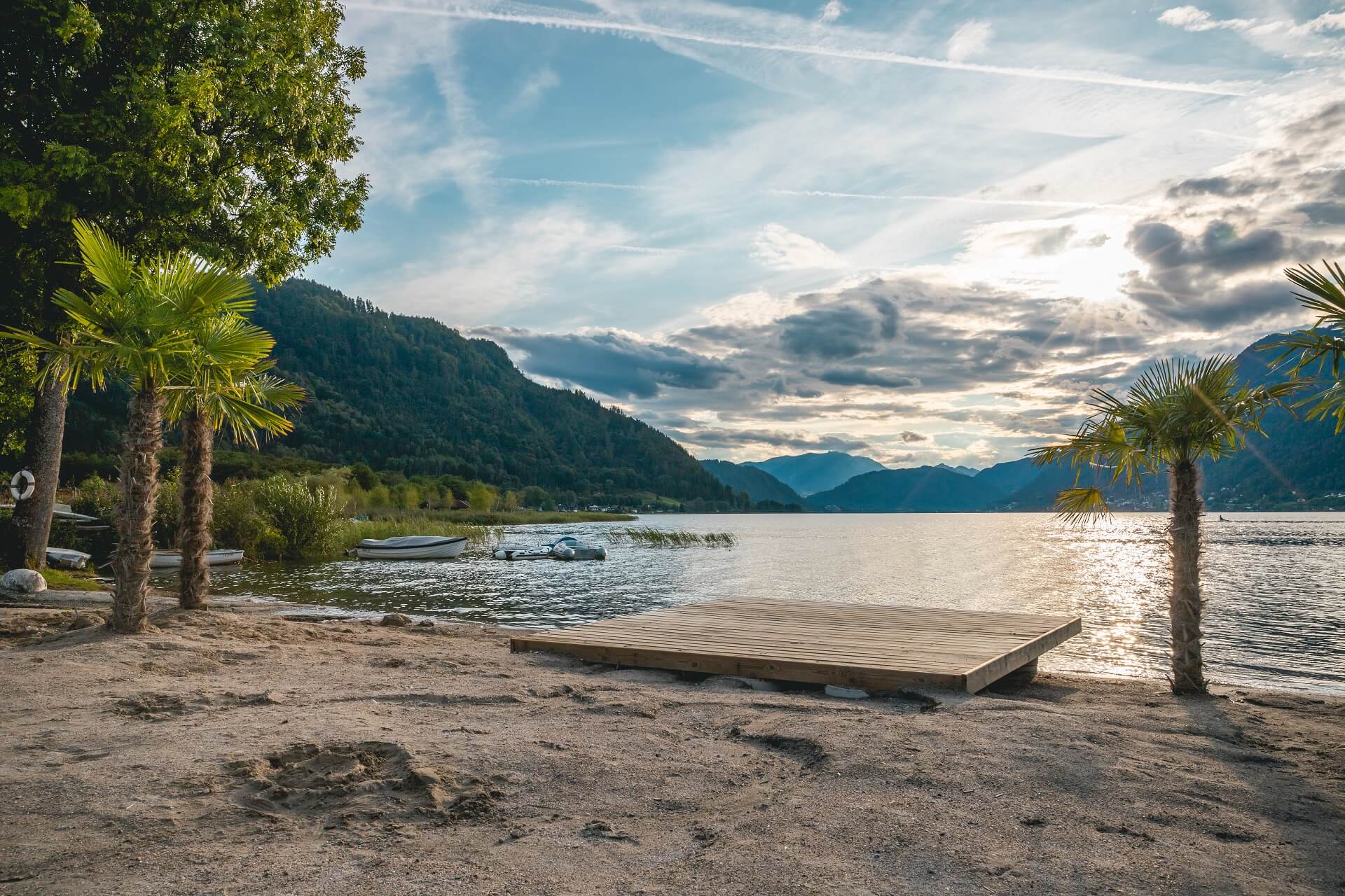 EuroParcs Ossiacher See Österreich Kärnten Strand See Wasser Boot Palmen Berge Sonne