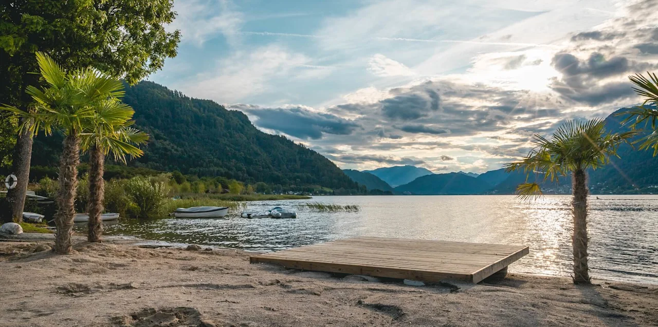 EuroParcs Ossiacher See Österreich Kärnten Strand See Wasser Boot Palmen Berge Sonne