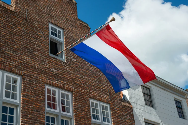 Bevrijdingsdag Nederland vlag huis lucht wolken