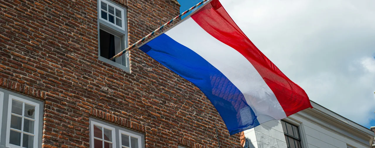 Tag der Befreiung Niederlande Flagge Haus Himmel Wolken
