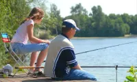 Angelurlaub mit Vater und Tochter am Wasser