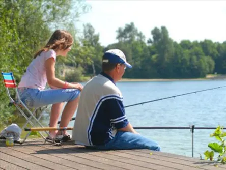 Angelurlaub mit Vater und Tochter am Wasser