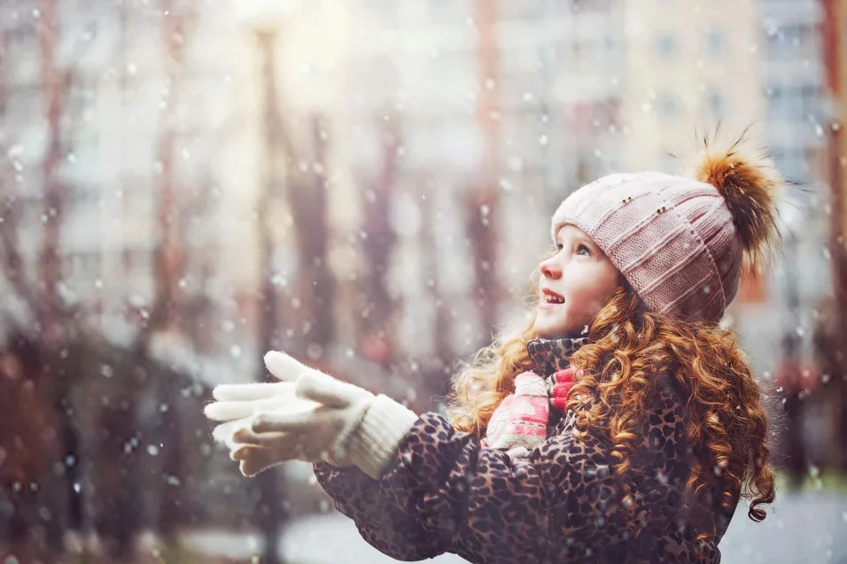 Meisje in de magische sneeuw - 5 redenen om de winter Efteling te bezoeken