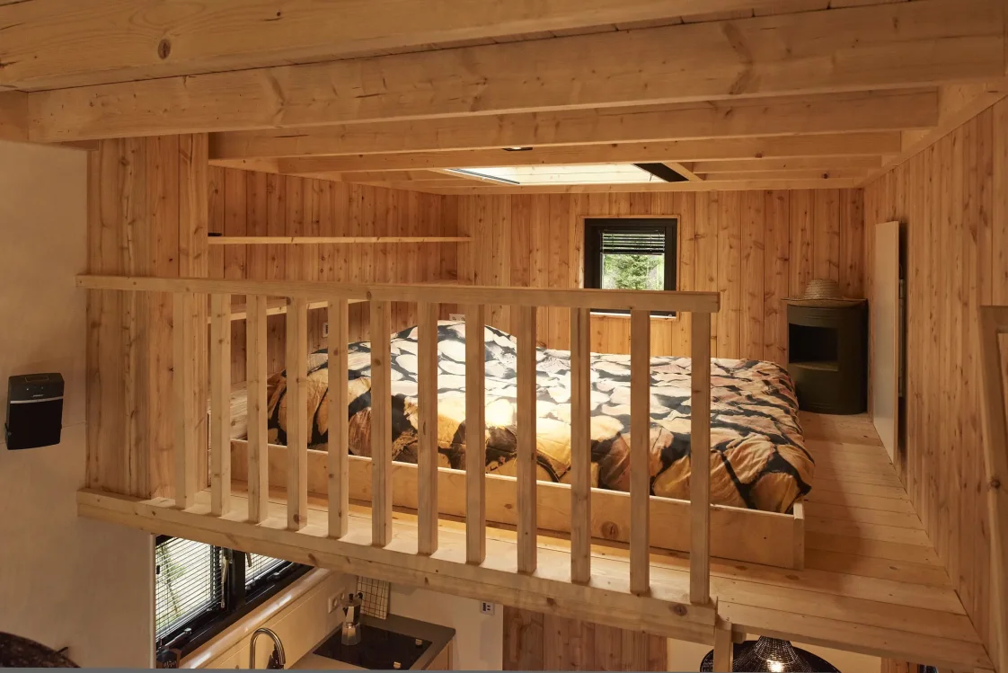 tiny-house-2-persons-sleeping-loft-at-europarcs-maasduinen