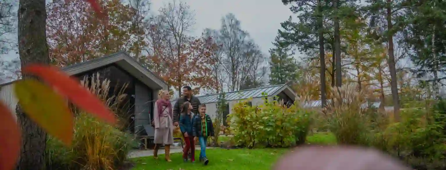 EuroParcs-Hoge-Veluwe-autumn-family-holiday-home-garden-dark