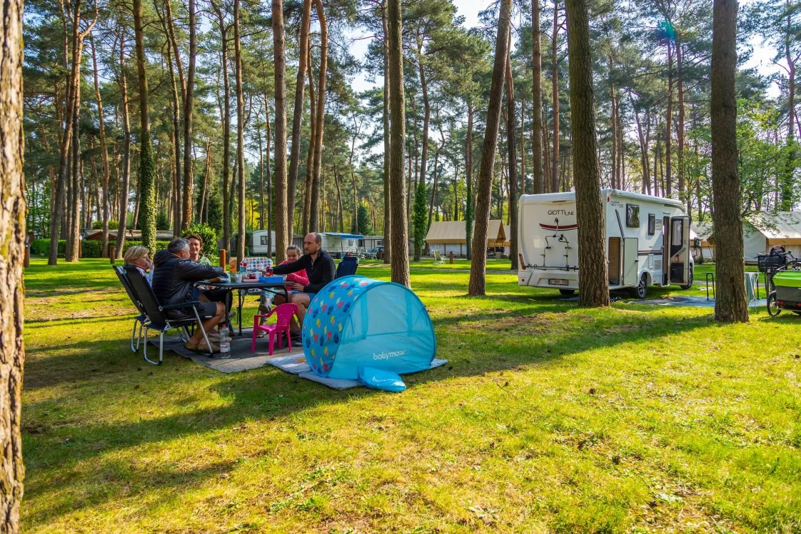 camping-family-eating-outside-europarcs-hoge-kempen