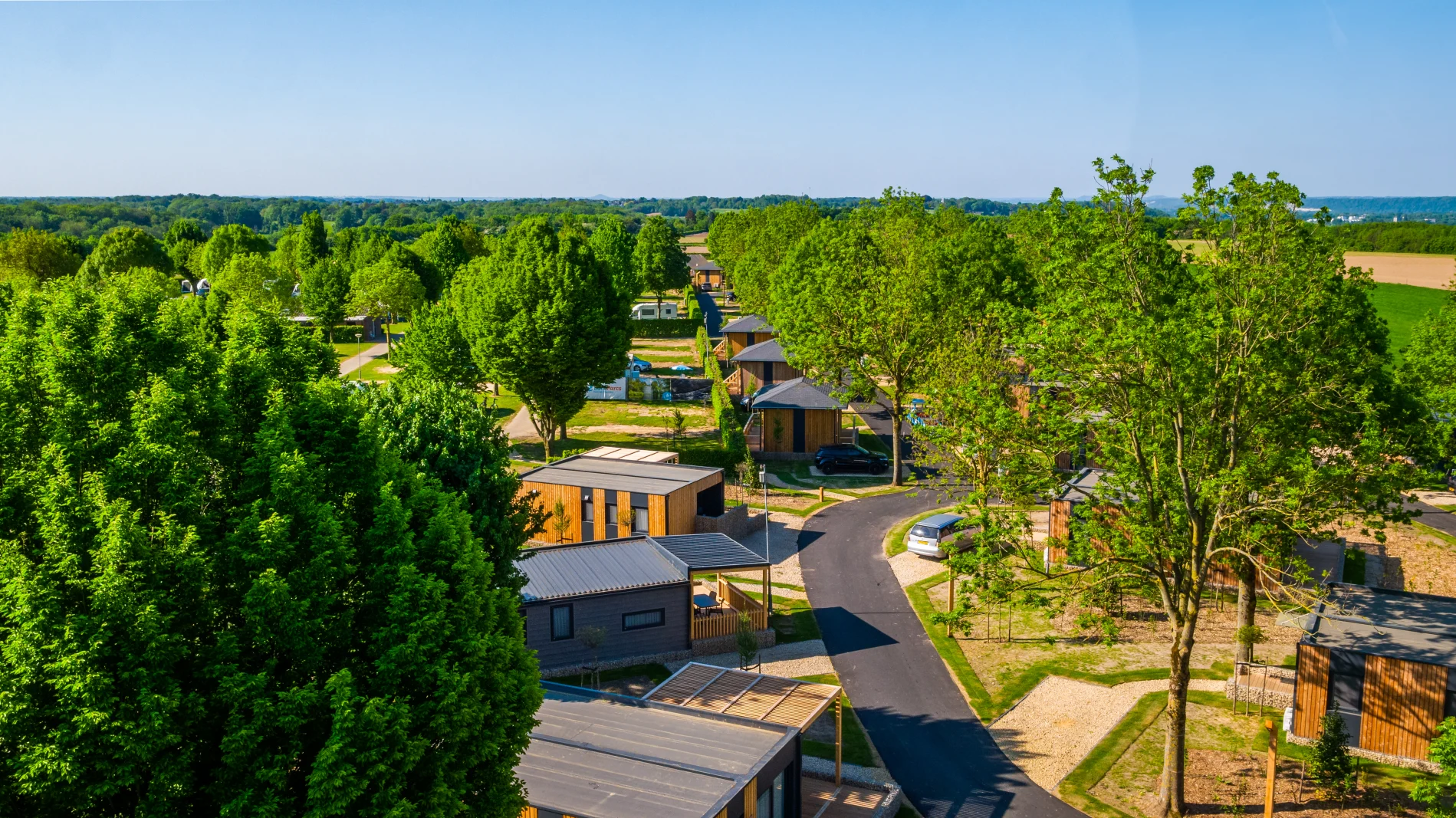 Poort van Maastricht Drone Chalets Weg Bomen Groen