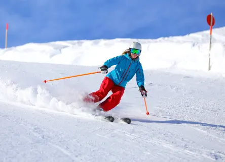 vrouw aan het skien