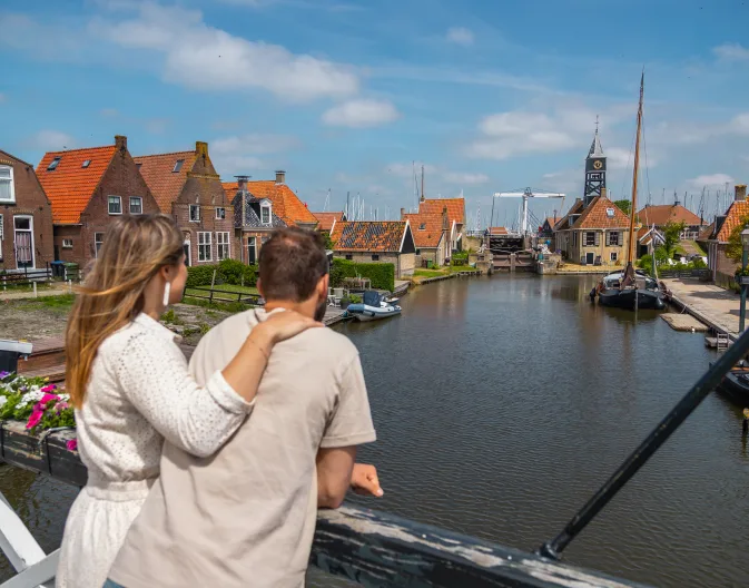 EuroParcs Hindeloopen Friesland Dorf Wasser Historische Boote Brücke Koppel