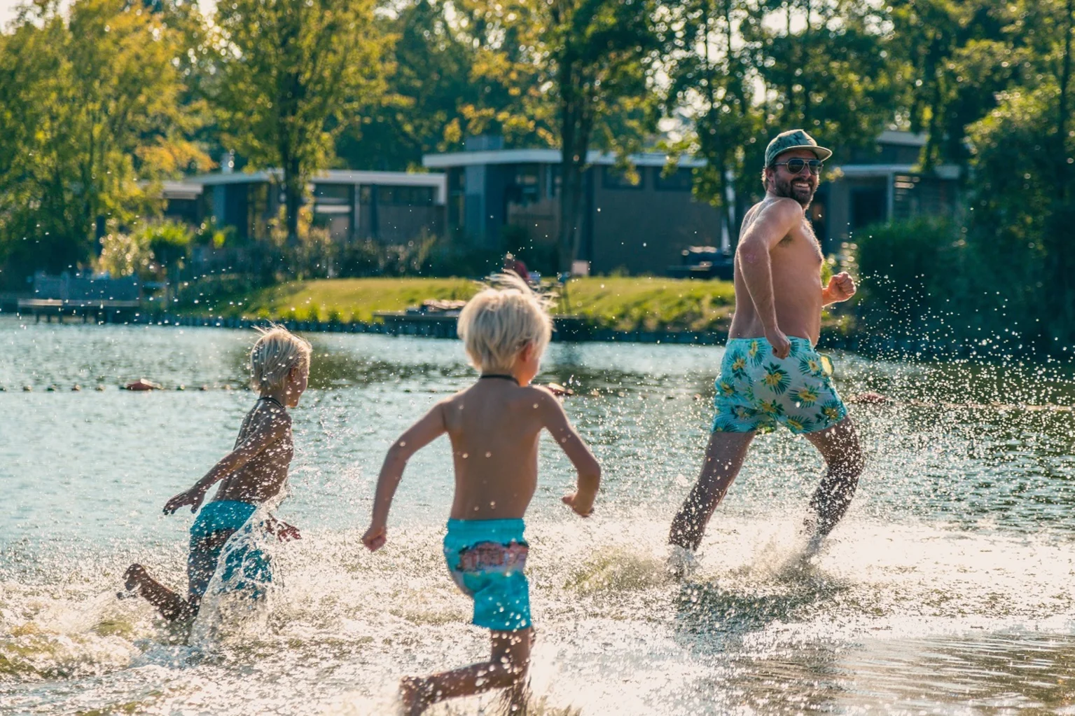 EuroParcs Zilverstrand Vader Kinderen Rennen Water Strand