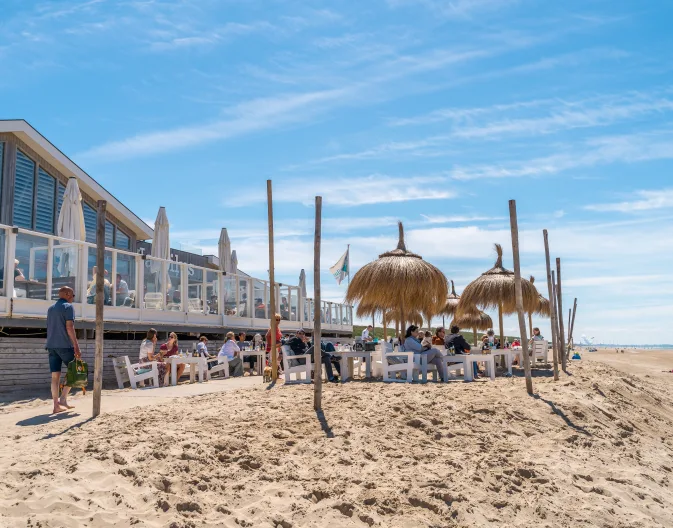 Vakantiepark EuroParcs De Woudhoeve hondenstrand Noord-Holland Nederland restaurant strandtent strand zand zee terras