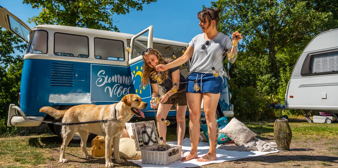 Biggesee camping camper vrouwen hond