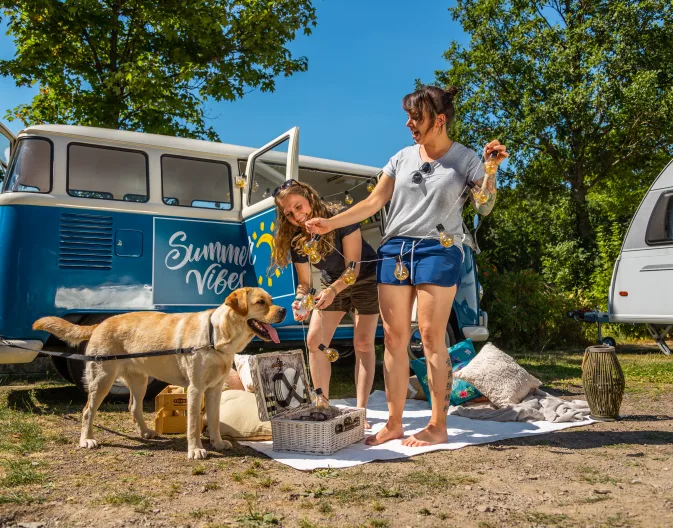 Biggesee camping camper vrouwen hond